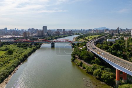 Foto de Puente de tubería sobre el río Xindio en Taipei, Taiwán - Imagen libre de derechos
