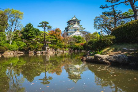 Téléchargez les photos : Jardin japonais du château d'Osaka dans la ville d'osaka au Japon - en image libre de droit