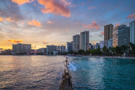 Foto de Paisaje de Honolulu en la playa de Waikiki, Oahu isla de Hawaii en Estados Unidos - Imagen libre de derechos