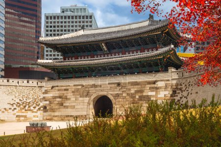 Sungnyemun, gran puerta sur de la vieja ciudad de Seúl en Corea del Sur. traducción: Sungnyemun