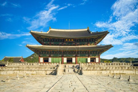 Foto de Geunjeongjeon, salón principal del trono de Gyeongbokgung en Seúl, Corea del Sur. Traducción: Geunjeongjeon - Imagen libre de derechos