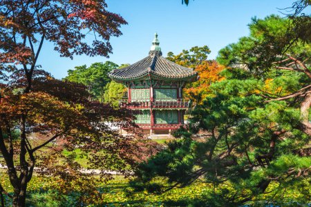 Pabellón Hyangwonjeong ubicado en el palacio Gyeongbokgung en Seúl, Corea del Sur