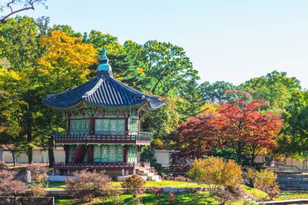 Pabellón Hyangwonjeong ubicado en el palacio Gyeongbokgung en Seúl, Corea del Sur