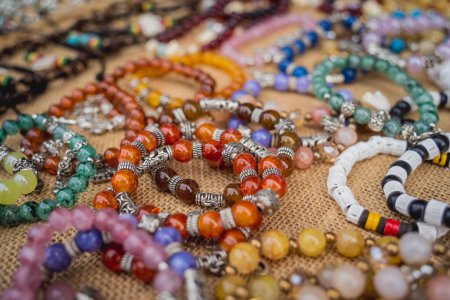 Téléchargez les photos : De nombreux bracelets colorés de la boutique de souvenirs artisanaux. - en image libre de droit