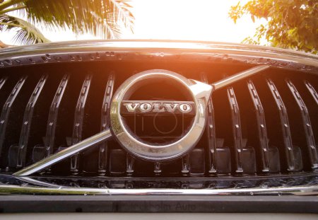 Foto de PHUKET, TAILANDIA - 30 DE OCTUBRE DE 2022: Logo de Volvo para automóviles. - Imagen libre de derechos