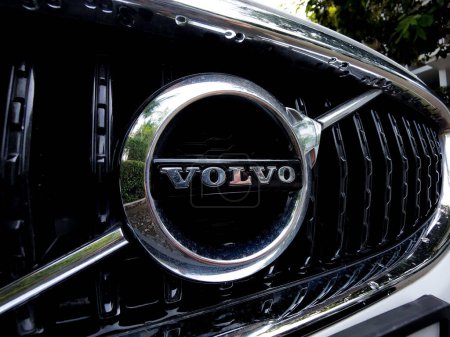 Foto de PHUKET, TAILANDIA - 30 DE OCTUBRE DE 2022: Logo de Volvo para automóviles. - Imagen libre de derechos