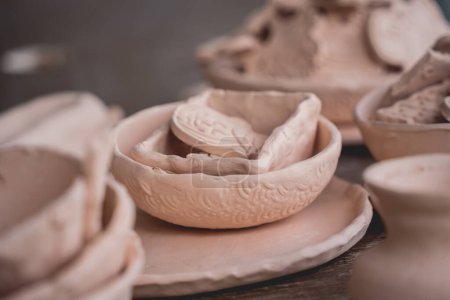 Téléchargez les photos : Jouets en céramique sur la table de l'atelier. - en image libre de droit