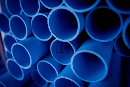 Foto de Fondo de las tuberías de plástico azul en apilados. - Imagen libre de derechos