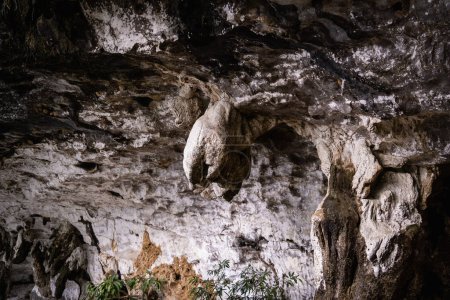 Foto de Gran cueva de piedra oscura en el interior cerca de entrada. - Imagen libre de derechos