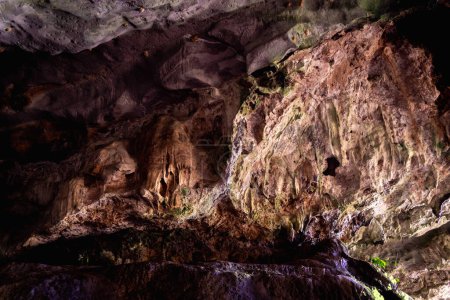 Foto de Hermosa textura de fondo de piedra oscura en la cueva. - Imagen libre de derechos