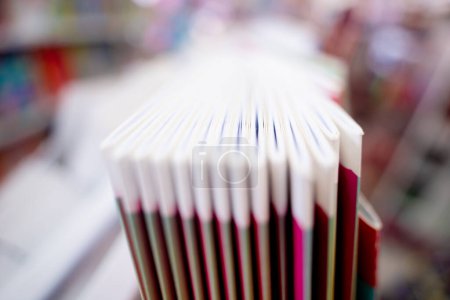 Téléchargez les photos : Différents livres couchés sur les étagères dans la librairie. - en image libre de droit