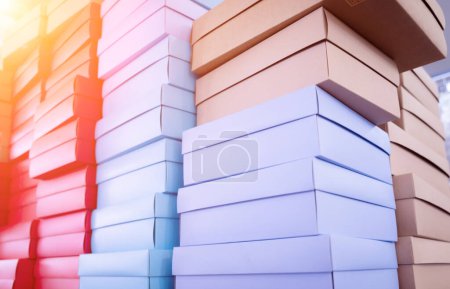 Foto de Montones de cajas de cartón de color en la tienda de regalos. - Imagen libre de derechos