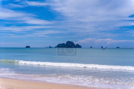 Téléchargez les photos : KRABI, THAÏLANDE - 09 OCTOBRE 2022 : Ao Nang Beach. - en image libre de droit