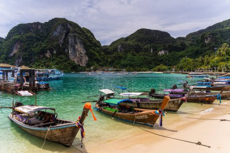 Foto de KRABI, TAILANDIA - 09 DE OCTUBRE DE 2022: Barcos tradicionales tailandeses en la playa del océano - Imagen libre de derechos