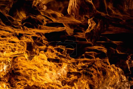 Foto de Hermosa textura de fondo de piedra oscura en la cueva. - Imagen libre de derechos