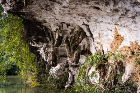 Téléchargez les photos : Grotte en pierre sombre à l'intérieur près de l'entrée. - en image libre de droit