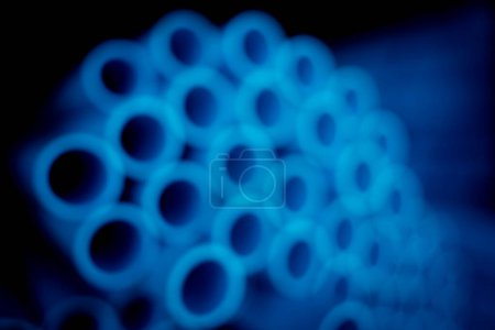 Téléchargez les photos : Contexte des tuyaux en plastique bleu empilés. - en image libre de droit