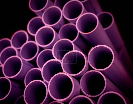 Téléchargez les photos : Fond des tuyaux en plastique rose empilés. - en image libre de droit
