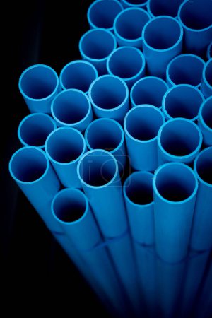 Foto de Fondo de las tuberías de plástico azul en apilados. - Imagen libre de derechos