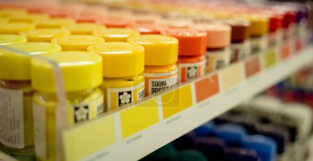Téléchargez les photos : Fond de lots assortis ensemble de peinture colorée. - en image libre de droit