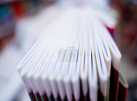 Téléchargez les photos : Différents livres couchés sur les étagères dans la librairie. - en image libre de droit