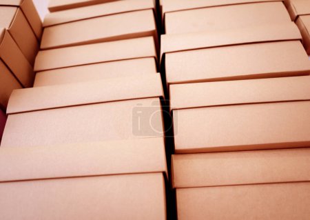 Téléchargez les photos : Empilements de boîtes en carton vides dans la boutique de cadeaux. - en image libre de droit