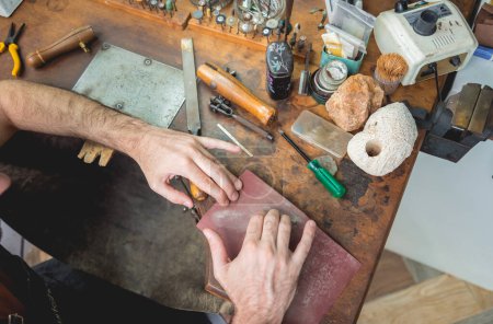 Téléchargez les photos : Master class dans un grand atelier pour la fabrication de bijoux faits main. - en image libre de droit