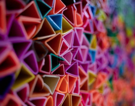 Foto de Fondo de textura abstracta colorida con triángulos de plástico. - Imagen libre de derechos