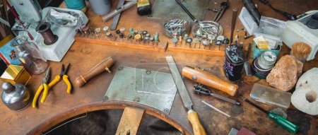 Téléchargez les photos : Master class dans un grand atelier pour la fabrication de bijoux faits main. - en image libre de droit
