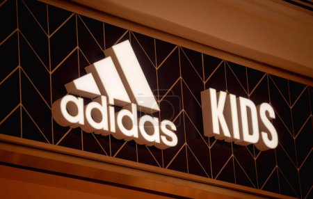 Foto de KUALA LUMPUR, MALASIA - 04 DE DICIEMBRE DE 2022: letrero del logotipo de la tienda de la marca Adidas en el escaparate del centro comercial. - Imagen libre de derechos