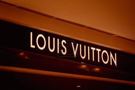 Téléchargez les photos : KUALA LUMPUR, MALAISIE - 04 DÉCEMBRE 2022 : enseigne Louis Vuitton sur la devanture du centre commercial. - en image libre de droit