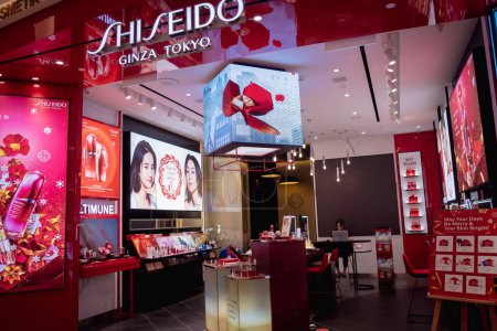 Photo for KUALA LUMPUR, MALAYSIA - DECEMBER 04, 2022: Shiseido brand retail shop logo signboard on the storefront in the shopping mall. - Royalty Free Image