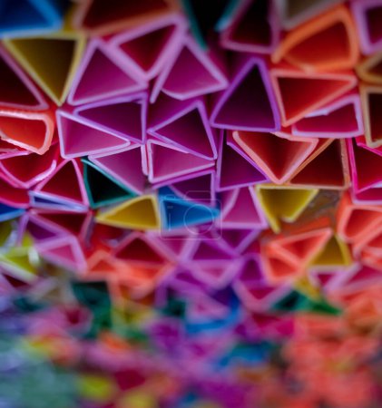 Foto de Fondo de textura abstracta colorida con triángulos de plástico. - Imagen libre de derechos