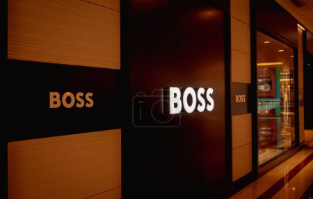 Foto de KUALA LUMPUR, MALASIA - 04 DE DICIEMBRE DE 2022: Hugo Boss brand retail shop logo signboard on the storefront in the shopping mall. - Imagen libre de derechos