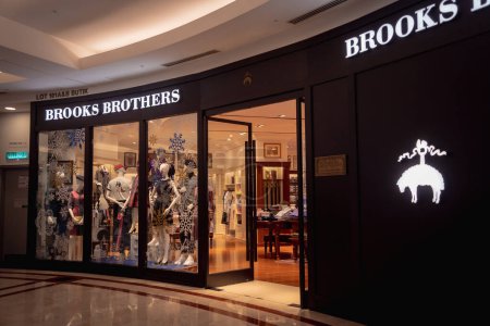 Foto de KUALA LUMPUR, MALASIA - 04 DE DICIEMBRE DE 2022: Brooks Brothers brand retail shop logo signboard on the storefront in the shopping mall. - Imagen libre de derechos