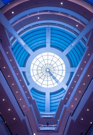 Foto de Fondo de techo curvado cúpula de cristal azul con estructura geométrica. - Imagen libre de derechos