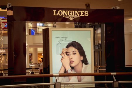 Foto de KUALA LUMPUR, MALAYSIA - DECEMBER 04, 2022: Longines brand retail shop logo signboard on the storefront in the shopping mall. - Imagen libre de derechos