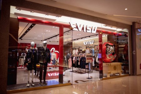 Téléchargez les photos : KUALA LUMPUR, MALAYSIA - DECEMBER 04, 2022: Evisu brand retail shop logo signboard on the storefront in the shopping mall. - en image libre de droit