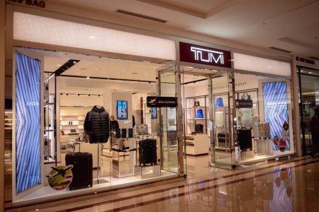 Foto de KUALA LUMPUR, MALASIA - 04 DE DICIEMBRE DE 2022: Letrero del logotipo de la tienda de la marca Tumi en el escaparate del centro comercial. - Imagen libre de derechos