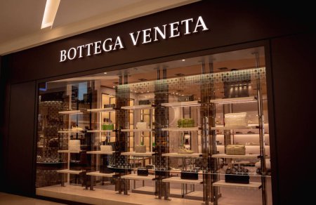 Téléchargez les photos : KUALA LUMPUR, MALAISIE - 04 DÉCEMBRE 2022 : Panneau logo du magasin Bottega Veneta sur la devanture du centre commercial. - en image libre de droit