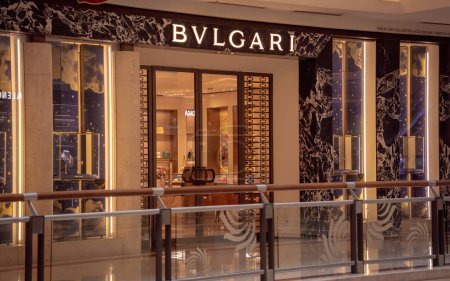 Foto de KUALA LUMPUR, MALAYSIA - DECEMBER 04, 2022: Bvlgari brand retail shop logo signboard. - Imagen libre de derechos