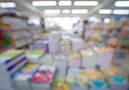 Foto de Fondo hinchado de la librería con diferentes libros acostados en los estantes. - Imagen libre de derechos