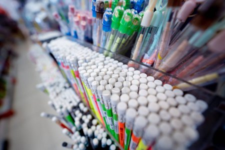 Téléchargez les photos : Fond de lots assortis marqueur coloré ensemble de stylo. - en image libre de droit
