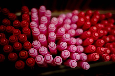 Foto de Fondo de lotes surtidos marcador colorido conjunto de bolígrafos. - Imagen libre de derechos