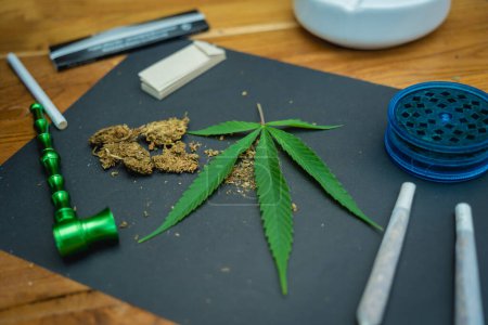 Foto de Juntas y brotes de cannabis medicinal y cigarrillos en una mesa de madera. - Imagen libre de derechos