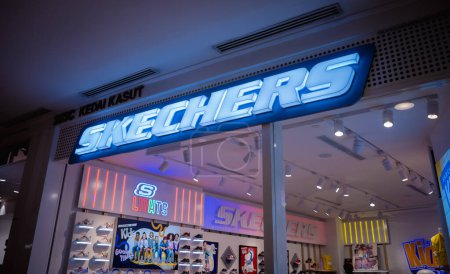 Téléchargez les photos : KUALA LUMPUR, MALAYSIA - DECEMBER 04, 2022: Skechers brand retail shop logo signboard on the storefront in the shopping mall. - en image libre de droit