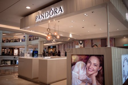 Téléchargez les photos : KUALA LUMPUR, MALAYSIA - DECEMBER 04, 2022: Pandora brand retail shop logo signboard on the storefront in the shopping mall. - en image libre de droit
