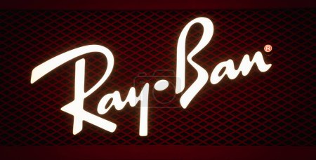 Téléchargez les photos : KUALA LUMPUR, MALAISIE - 04 DÉCEMBRE 2022 : Panneau logo de la marque Ray Ban sur la devanture du centre commercial. - en image libre de droit