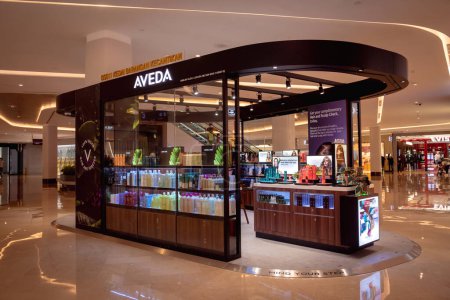 Téléchargez les photos : KUALA LUMPUR, MALAYSIA - DECEMBER 04, 2022: Aveda brand retail shop logo signboard on the storefront in the shopping mall. - en image libre de droit