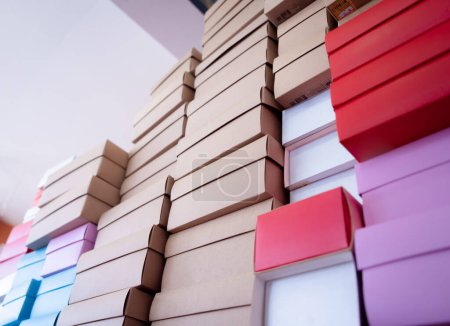 Foto de Montones de cajas de cartón de color en la tienda de regalos. - Imagen libre de derechos